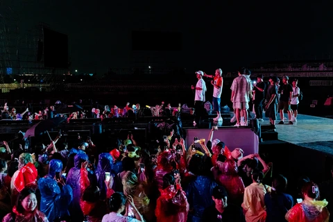 Fan hào hứng tiếp ứng concert Anh trai vượt ngàn chông gai - Ảnh 12. Anh trai vượt ngàn chông gai - Ảnh 12.