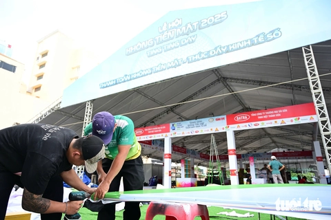 Hối hả trước giờ G, phố đi bộ Nguyễn Huệ sẵn sàng cho đại tiệc 'Ngày không tiền mặt' - Ảnh 6.