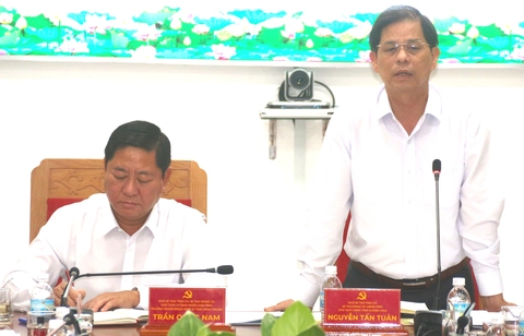 Chủ tịch Khánh Hòa dẫn tiêu đề nhật báo Tuổi Trẻ 'Vẽ lại hình hài đất nước' tại cuộc họp về sáp nhập - Ảnh 1. sáp nhập - Ảnh 1.