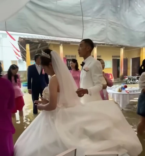 Tổ chức đám cưới ngày lũ: Cô dâu bật khóc tức tưởi và niềm vui bất ngờ - Ảnh 4. Đám cưới ngày lụt: Cô dâu bật khóc và niềm vui bất ngờ - Ảnh 4.