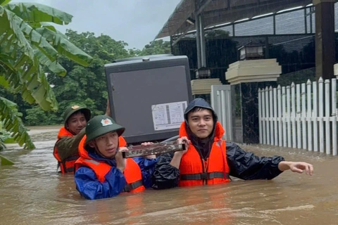 Miền Trung mưa lũ dị thường, 2 người mất tích do lũ cuốn - Ảnh 1.