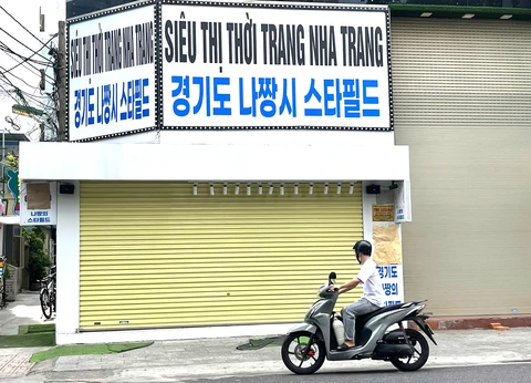 Hàng loạt cửa hàng đồ hiệu ở Nha Trang tiếp tục 'ngủ đông' trong cao điểm kiểm tra hàng giả - Ảnh 3. hàng giả - Ảnh 3.