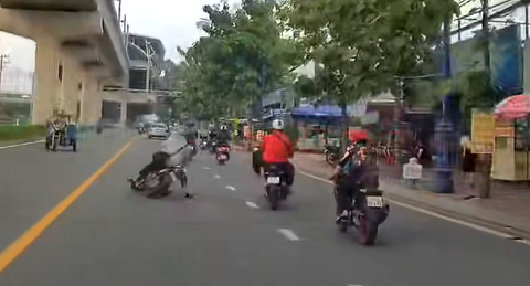 Vụ đạp ngã xe máy ở Thủ Đức: Cần xử lý nghiêm hành vi 'xem thường tính mạng người khác' - Ảnh 1.