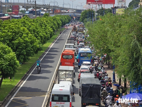 Kẹt xe 'tứ phía' ở ngã tư Thủ Đức giữa trưa nắng, nguyên nhân do đâu? - Ảnh 5.