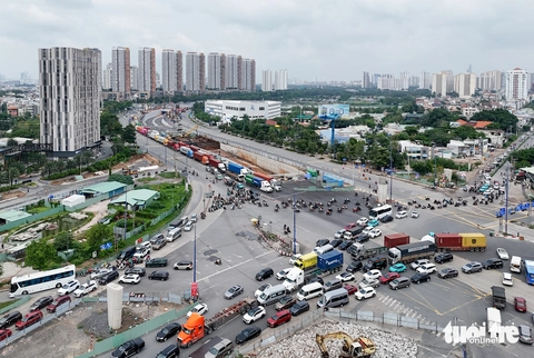 Toàn cảnh công trường vắng vẻ, tiến độ ì ạch tại nút giao An Phú, dù 6 tháng nữa phải về đích - Ảnh 2.