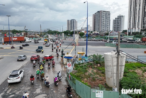 Toàn cảnh công trường vắng vẻ, tiến độ ì ạch tại nút giao An Phú, dù 6 tháng nữa phải về đích - Ảnh 9.