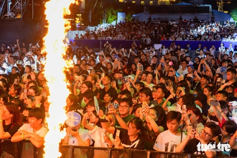 Hàng ngàn khán giả 'cháy' cùng E-Concert và các Anh trai, Em xinh say hi - Ảnh 16. Hàng ngàn khán giả 'cháy' cùng E-Concert với các Anh trai, Em xinh say hi - Ảnh 16.