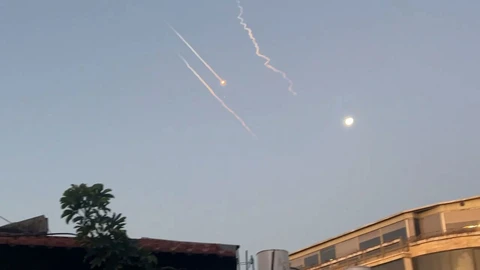 Nhiều tiếng nổ liên tiếp ở cả thủ đô Tehran và Tel Aviv, Israel và Iran đang đánh trả nhau dữ dội - Ảnh 1. Iran - Ảnh 6.