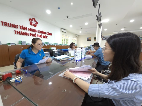 Người dân 12 phường mới ở Thủ Đức sẽ làm thủ tục, giấy tờ tại địa chỉ nào? - Ảnh 1.