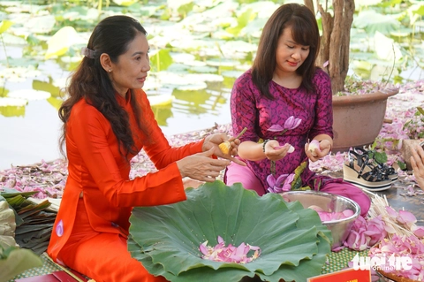 Công phu nghề làm trà sen Hồ Tây, bao điều cấm kỵ - Ảnh 2. Công phu trà sen hồ Tây, nghề có bao điều cấm kỵ - Ảnh 2.