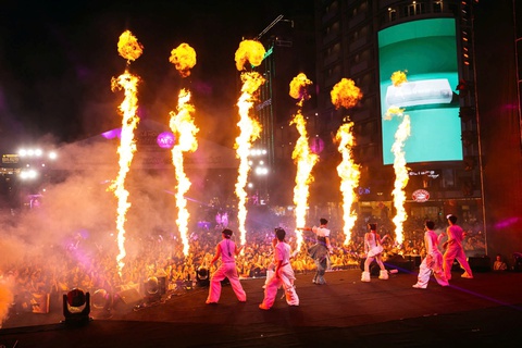 Dàn sao đình đám cùng hàng chục nghìn khán giả bùng nổ tại E-Concert - Ảnh 2.