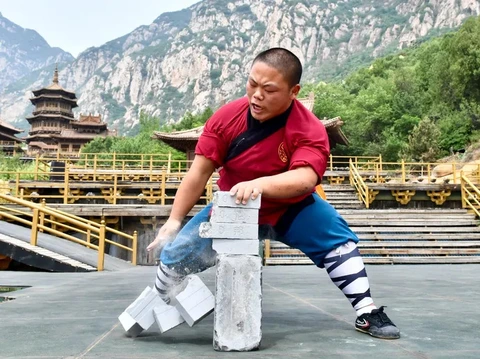 Kung fu Thiếu Lâm Tự có thực sự ‘đập vàng phá đá’? - Ảnh 1.