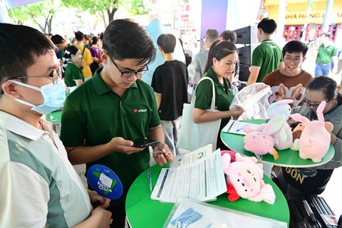 Bạn trẻ hào hứng trải nghiệm thành phố số tại lễ hội không tiền mặt 2025 - Ảnh 2. lễ hội không tiền mặt - Ảnh 2.
