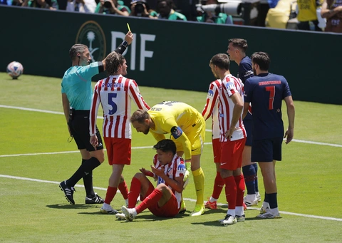 Atletico Madrid chỉ trích trọng tài sau thảm bại trước PSG - Ảnh 1.