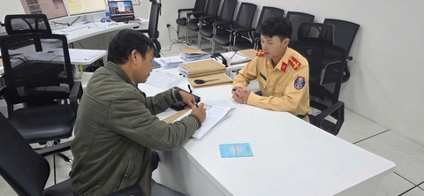 Tài xế 2 lần vượt đèn đỏ để cứu người, được công an biểu dương - Ảnh 1.