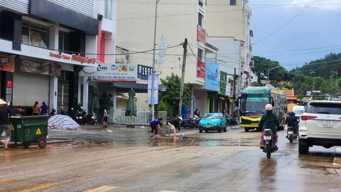 Đà Lạt ngập cục bộ dọc suối Phan Đình Phùng trong mưa lớn - Ảnh 4.