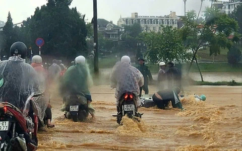 Đà Lạt ngập cục bộ dọc suối Phan Đình Phùng trong mưa lớn - Ảnh 1.