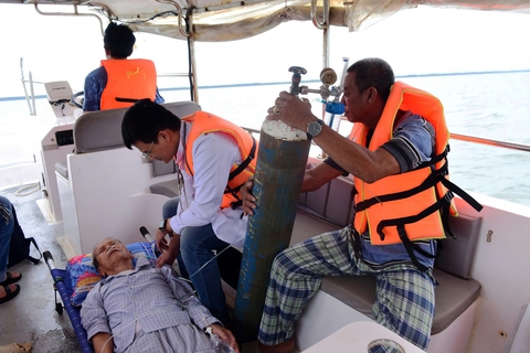 Tăng thêm phương tiện cấp cứu ngoại viện: 'Thót tim' những ca cấp cứu trên biển - Ảnh 1. Cấp cứu - Ảnh 1.