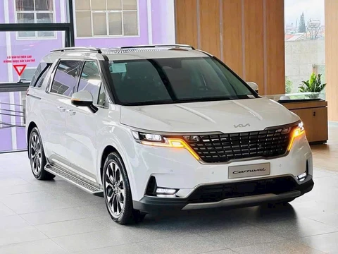 Kia Carnival bản xăng cao nhất giảm tới 210 triệu đồng tại đại lý, giá thực tế còn 1,549 tỷ đồng nhưng phải đánh đổi 1 thứ- Ảnh 2. Kia Carnival - Ảnh 1.