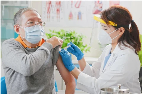 Bảo vệ nhóm nguy cơ cao trong bối cảnh gia tăng COVID-19 - Ảnh 4.