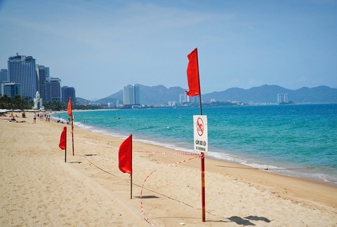 Trục vớt sà lan bị vùi lấp dưới biển Nha Trang - Ảnh 1. Nha Trang - Ảnh 1.