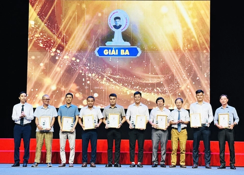 Báo Tuổi Trẻ đoạt 2 Giải báo chí Huỳnh Thúc Kháng - Ảnh 1.