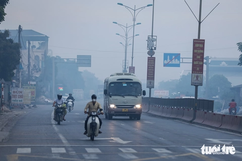 Quốc lộ 1 và cao tốc vào Hà Nội bị bủa vây bởi khói đốt rơm rạ - Ảnh 7.