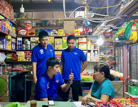 Thanh niên góp sức 'xây' tuyến đường, khu phố không tiền mặt - Ảnh 2.