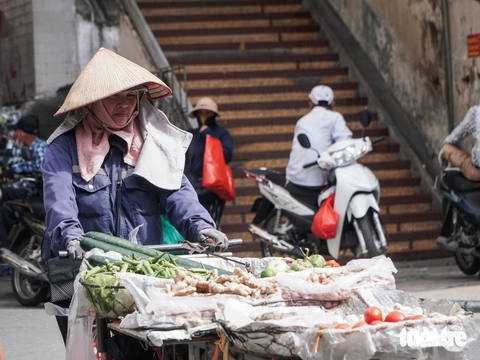 Người Hà Nội chật vật mưu sinh trong ngày nắng nóng như đổ lửa - Ảnh 14.