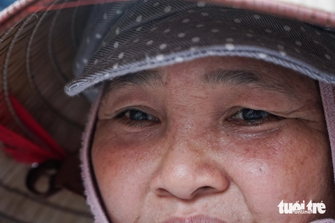 Người Hà Nội chật vật mưu sinh trong ngày nắng nóng như đổ lửa - Ảnh 15.