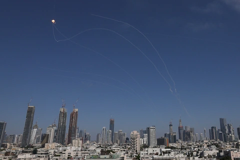 Xung đột Israel - Iran: Còi báo động không kích đang vang lên khắp Israel - Ảnh 1. Iran - Ảnh 1.