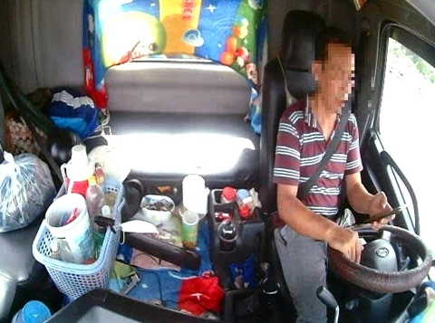 Phạt nặng, nhưng nhiều tài xế vẫn vừa dùng điện thoại vừa lái xe trên cao tốc - Ảnh 1.