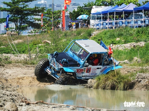 Hấp dẫn xem xe địa hình vượt dốc, lội nước trên bãi biển Nha Trang - Ảnh 1. Nha Trang - Ảnh 1.