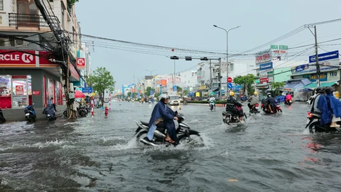 Cần Thơ mưa lớn nhất từ đầu mùa, các tuyến đường ngập như sông - Ảnh 3. Cần Thơ mưa lớn nhất từ đầu mùa, các tuyến đường ngập như sông - Ảnh 3.