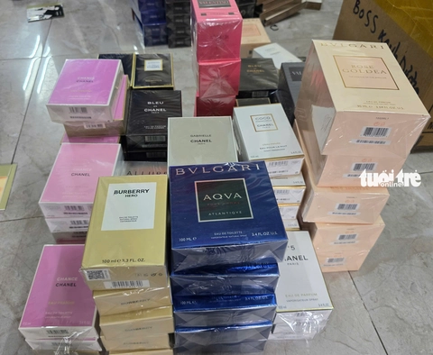 Công an TP.HCM triệt phá băng nhóm mua bán hơn 10.000 chai nước hoa Chanel, Bvlgari, Dior... giả - Ảnh 2.
