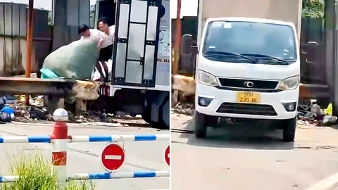 Xác minh xe tải đổ trộm rác thải gần cầu Sa, quận Bình Tân - Ảnh 1.