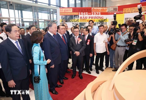 Tổng Bí thư Tô Lâm dự Lễ kỷ niệm 100 năm Ngày Báo chí cách mạng Việt Nam - Ảnh 5. Tổng Bí thư - Ảnh 8.