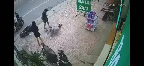 Công an vào cuộc vụ nam thanh niên đánh dã man 2 cô gái - Ảnh 1. Công an vào cuộc vụ nam thanh niên đánh dã man 2 cô gái - Ảnh 1.