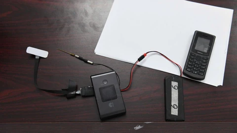 Gắn camera vào cúc áo để gian lận trong kỳ thi sát hạch lái xe - Ảnh 2.