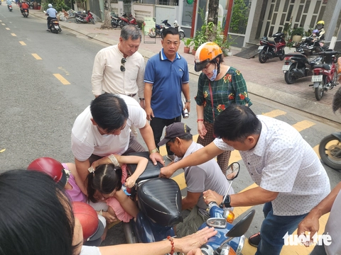 Bé gái 6 tuổi bị cuốn chân vào căm xe máy, gãy xương chày - Ảnh 1.
