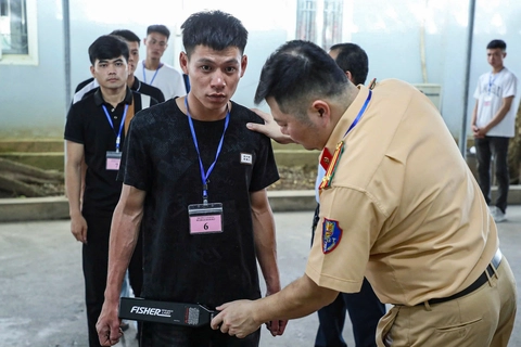 Ngày đầu Công an Hà Nội sát hạch cấp giấy phép lái xe ô tô, có học viên đạt 100 điểm - Ảnh 5.