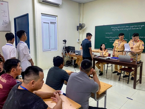 Ngày đầu Công an Hà Nội sát hạch cấp giấy phép lái xe ô tô, có học viên đạt 100 điểm - Ảnh 4.