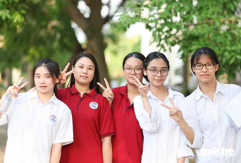 Sáng nay, sĩ tử thi môn văn kỳ thi tốt nghiệp THPT 2025 - Ảnh 1. thi tốt nghiệp - Ảnh 1.