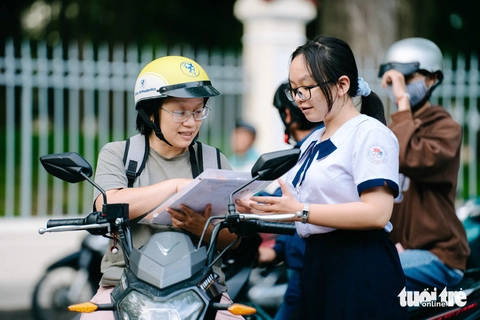 Sáng nay, sĩ tử thi môn văn kỳ thi tốt nghiệp THPT 2025 - Ảnh 6. thi tốt nghiệp - Ảnh 6.
