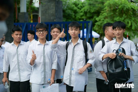 Sáng nay, sĩ tử thi môn văn kỳ thi tốt nghiệp THPT 2025 - Ảnh 10. thi tốt nghiệp - Ảnh 11.