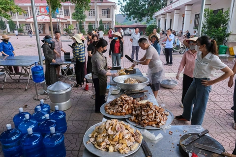 Bữa cơm chan đầy yêu thương của cha mẹ nơi 'ký túc xá dã chiến' mùa thi - Ảnh 6. thi tốt nghiệp - Ảnh 6.