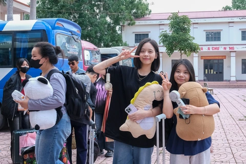 Bữa cơm chan đầy yêu thương của cha mẹ nơi 'ký túc xá dã chiến' mùa thi - Ảnh 1. Bữa cơm đong đầy yêu thương của cha mẹ trong 'ký túc xá dã chiến' mùa thi - Ảnh 1.