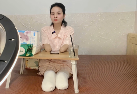 Người mẹ không tay chân vượt vực thẳm cuộc đời - Ảnh 1. tay chân - Ảnh 1.