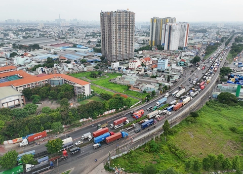 Hơn 10km quốc lộ 1 ùn nghiêm trọng, cửa ngõ TP.HCM nghẽn từ sáng đến chiều - Ảnh 3.
