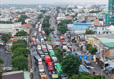 Hơn 10km quốc lộ 1 ùn nghiêm trọng, cửa ngõ TP.HCM nghẽn từ sáng đến chiều - Ảnh 5.